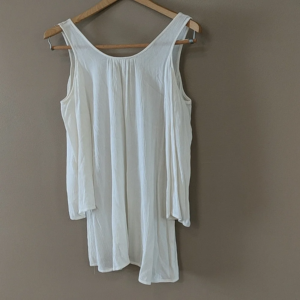DR2 white lacy cold shoulder 3/4 sleeve top